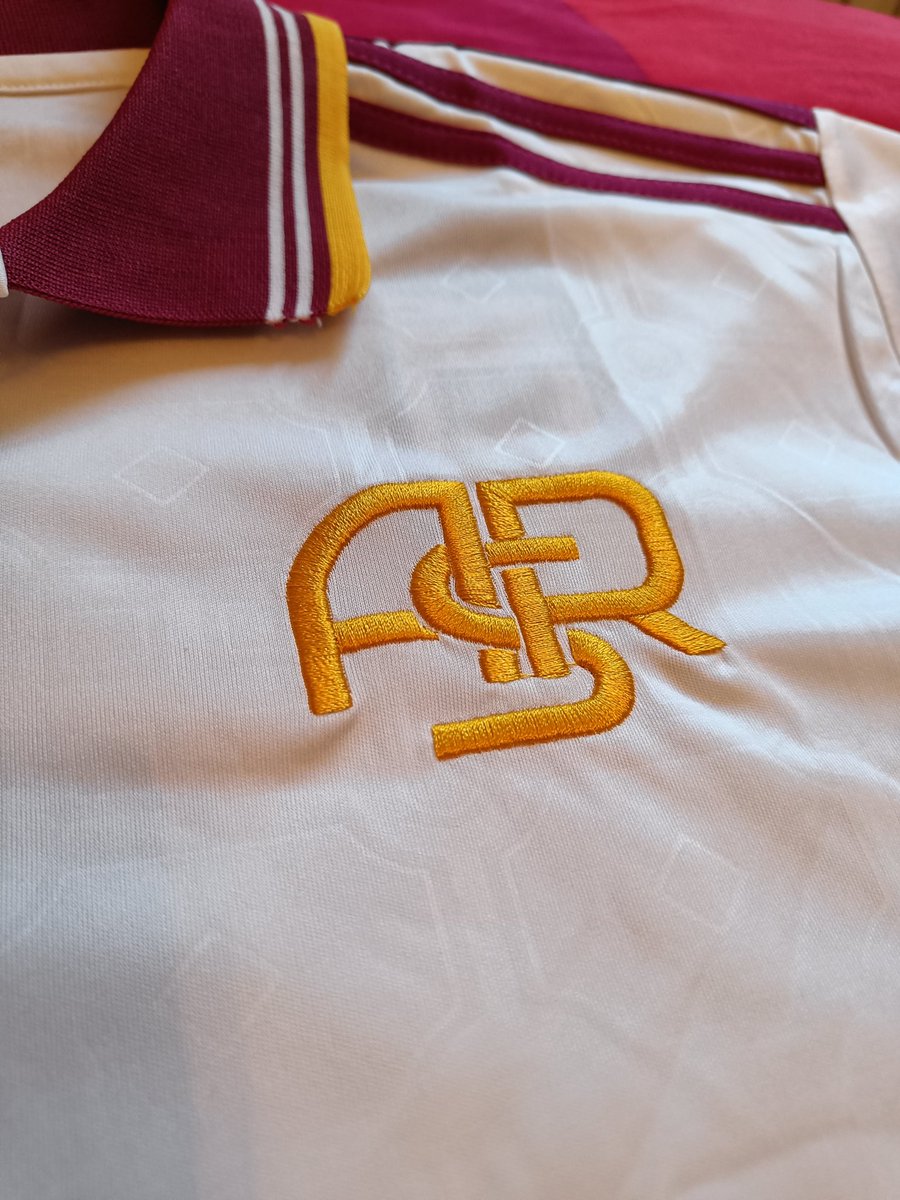 fildesigns's tweet image. I ragazzi di wusoccerjersey.com mi hanno mandato questa bellissima versione della terza maglia della Roma.
Un concept con il rosso invece del verde, devo dire che la replica è fatta davvero davvero bene per il costo della maglia.
Tanta roba🥰s
#adv