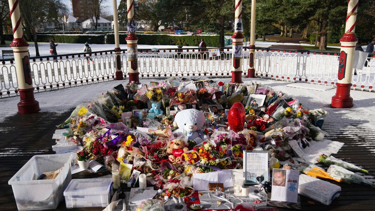 The bandstand in West Park was emptied and everything was taken into city archives a year ago today. 

People still visit and decorate the bandstand ❤️
