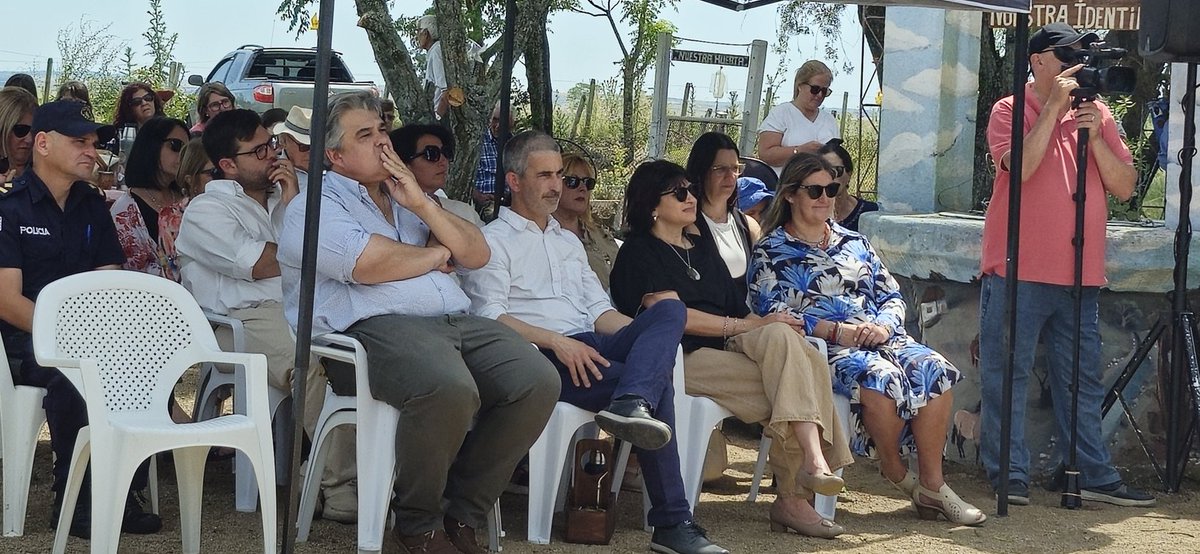 Ahora | En Punta de Tabárez, departamento de San José, celebramos la nominación de la Escuela N.º 93 como “Delmiro Nene Martínez”. Un encuentro muy esperado por toda la comunidad para homenajear a quien fuera precursor de la construcción de la escuela rural, inaugurada en 1965.