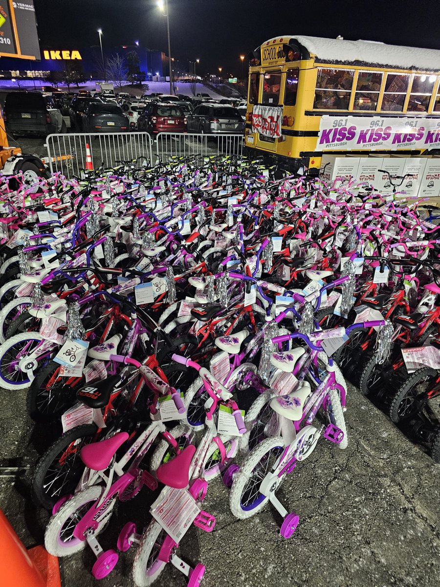 notpghguyinva's tweet photo. Another successful #Stuffabus Thank you @FSBigBob @fsmikey & everyone that helped they're collecting toys until 10a https://t.co/AwwhZ04XDZ