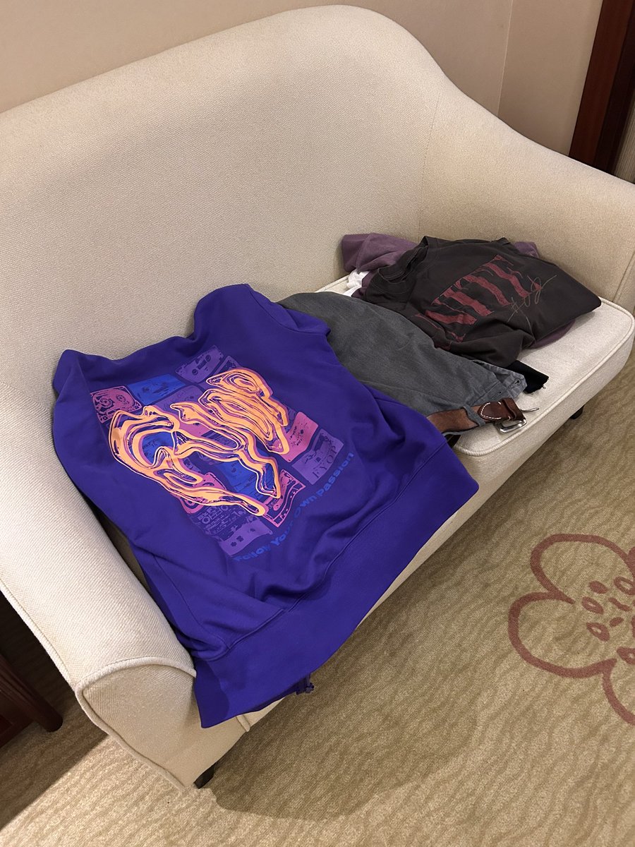 INABABODY's tweet photo. やっと日本に帰れる
荷物のまとめ、明日の着替え、もろもろの充電！
今日は全裸で寝る💤w
明日は4:30起きで5:30チェックアウト
香港経由で名古屋へ！ https://t.co/OLAGiryha6