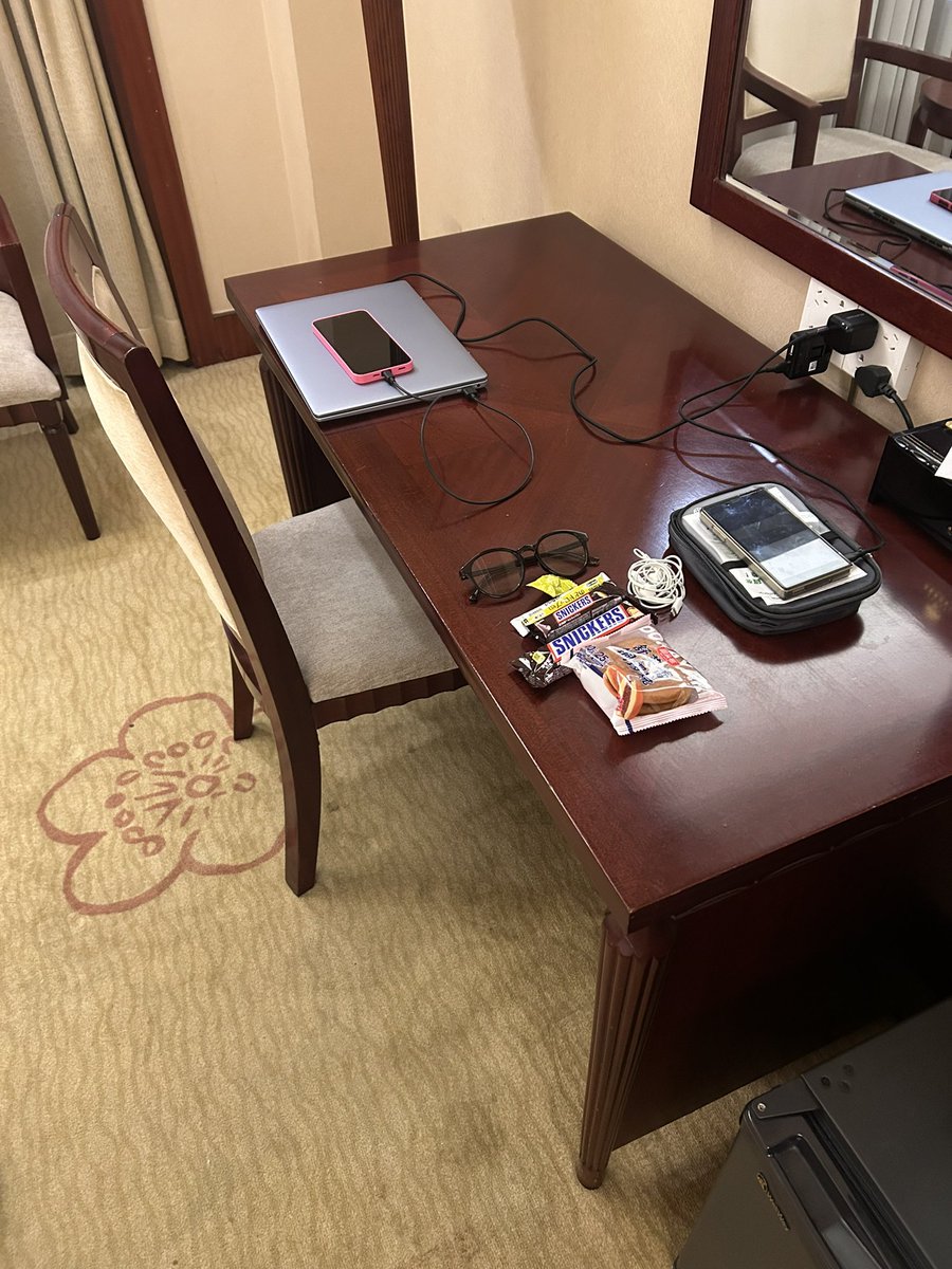 INABABODY's tweet photo. やっと日本に帰れる
荷物のまとめ、明日の着替え、もろもろの充電！
今日は全裸で寝る💤w
明日は4:30起きで5:30チェックアウト
香港経由で名古屋へ！ https://t.co/OLAGiryha6