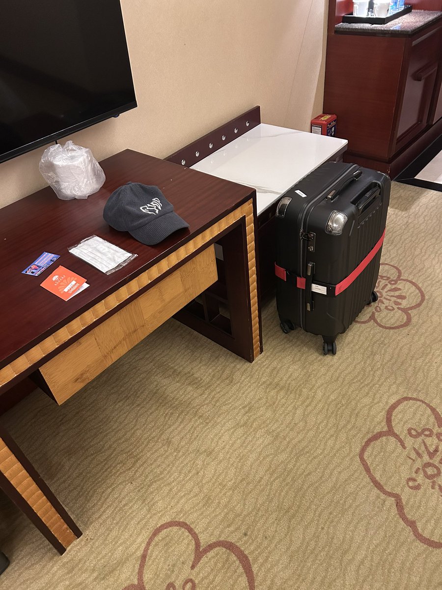 INABABODY's tweet photo. やっと日本に帰れる
荷物のまとめ、明日の着替え、もろもろの充電！
今日は全裸で寝る💤w
明日は4:30起きで5:30チェックアウト
香港経由で名古屋へ！ https://t.co/OLAGiryha6