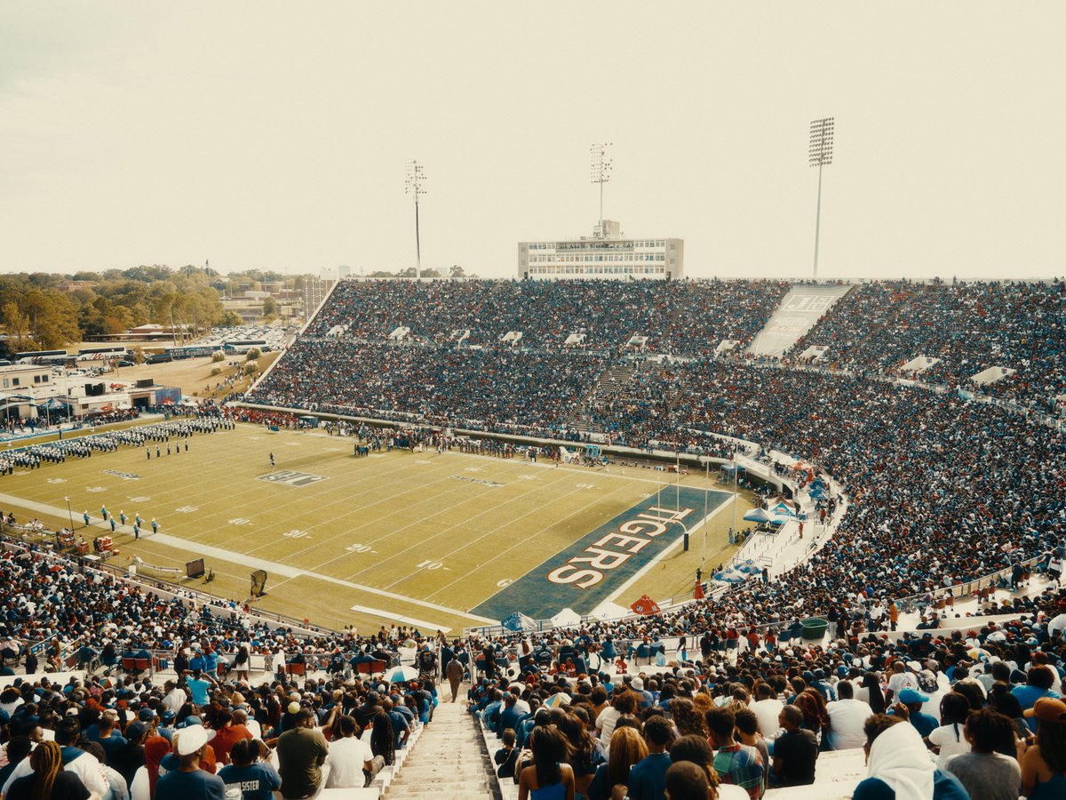 I know theres a lot of talk about Jackson Mississippi being the murder capital and content creators come here to exploit us for clicks and engagement but nobody ever comes to check on us. Nobody ever gives the positivity a platform. Anyways this is the Jackson Mississippi I know.