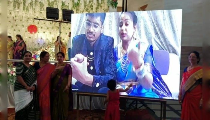 JulieChaurasia's tweet image. Viral Video: दूल्हा-दुल्हन ने वीडियो कॉल से अटेंड की अपनी ही रिसेप्शन, इंडिगो की फ्लाइट..
#IndigoFlightCancel #VirtualReception #WeddingStory #IndigoAirlines #TravelNews #UniqueWedding #Hubballi #Bhubaneswar #ViralNews #शादीकीकहानी
factresearchfr.com/viral-videos/i…