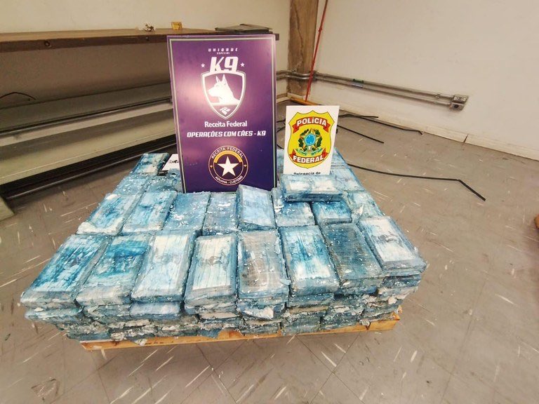✈️🚨#AÇÃOPF | PF e <a href="/ReceitaFederal/">Receita Federal</a> apreendem aproximadamente 1,2 tonelada de cocaína no Aeroporto Internacional de Confins em Minas Gerais. A droga foi identificada com apoio de cães farejadores. 

➡️Saiba mais: gov.br/pf/pt-br/assun…