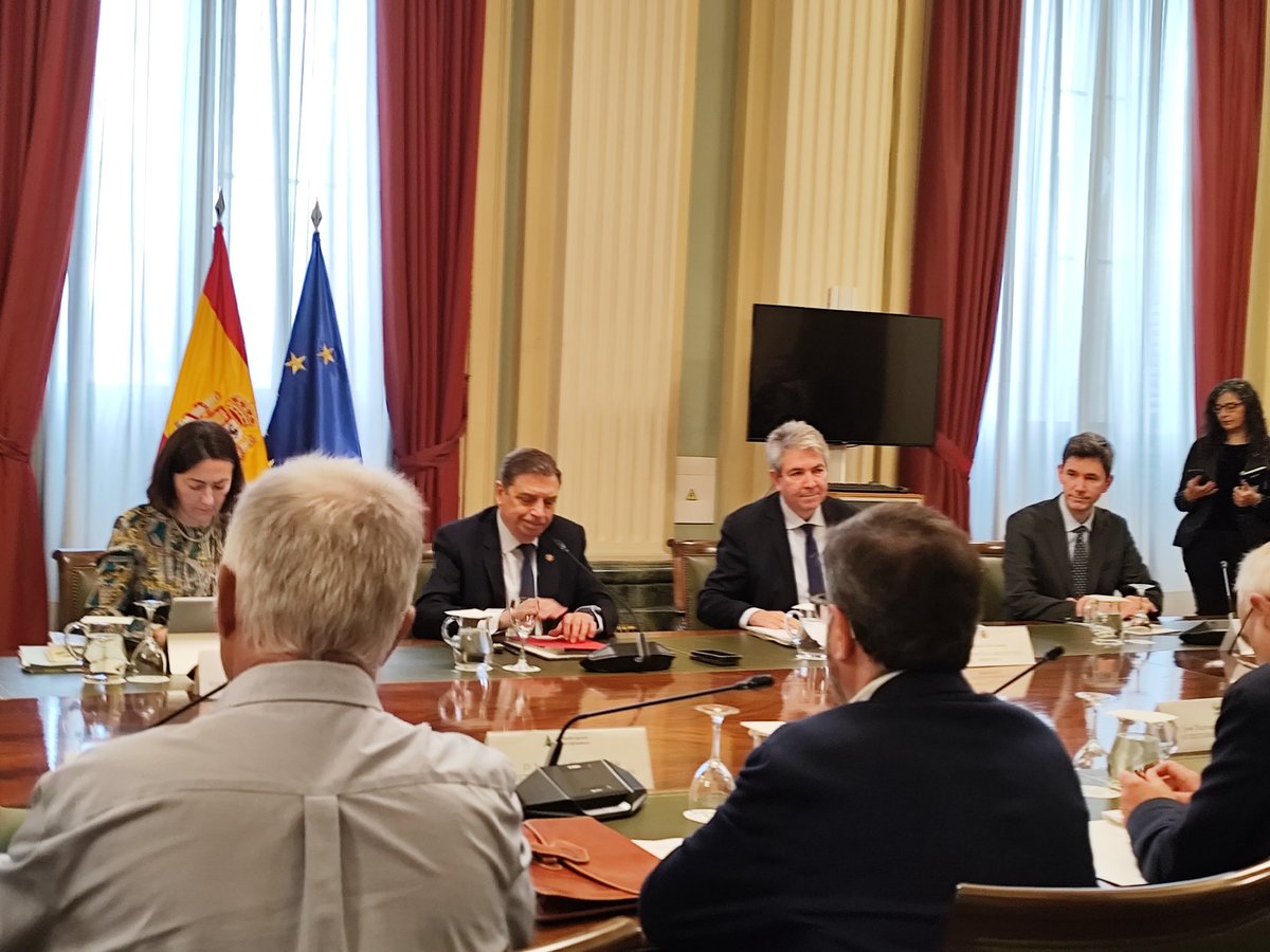 UniondeUniones's tweet photo. Hoy hemos tenido reunión con el ministro y las demás OPAS sobre la situación de la #PPA.

Nuestras propuestas y demandas 
👉https://t.co/DpyM8YMgVe https://t.co/YCAntZk4al