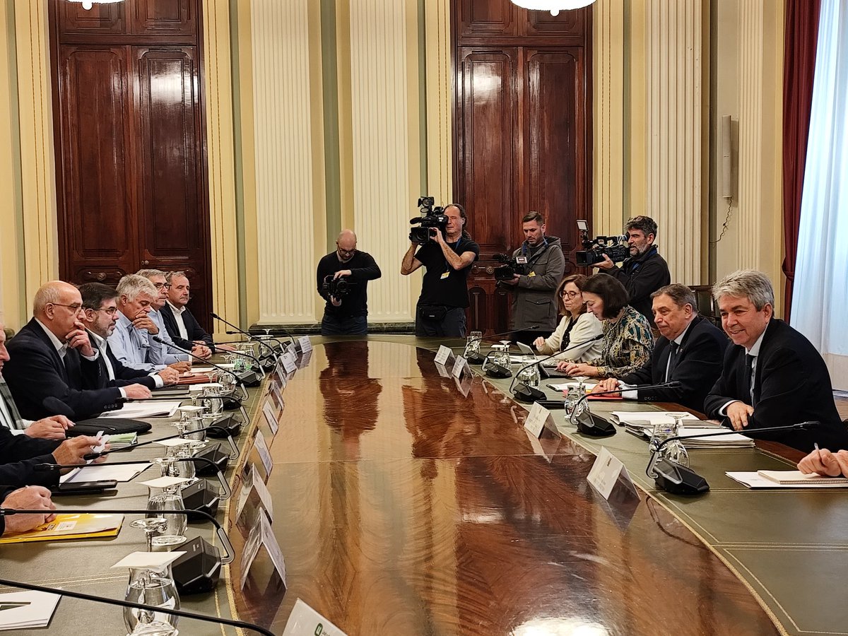 UniondeUniones's tweet photo. Hoy hemos tenido reunión con el ministro y las demás OPAS sobre la situación de la #PPA.

Nuestras propuestas y demandas 
👉https://t.co/DpyM8YMgVe https://t.co/YCAntZk4al