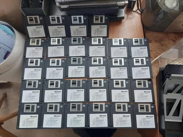 The 28 installation disks of Windows 95