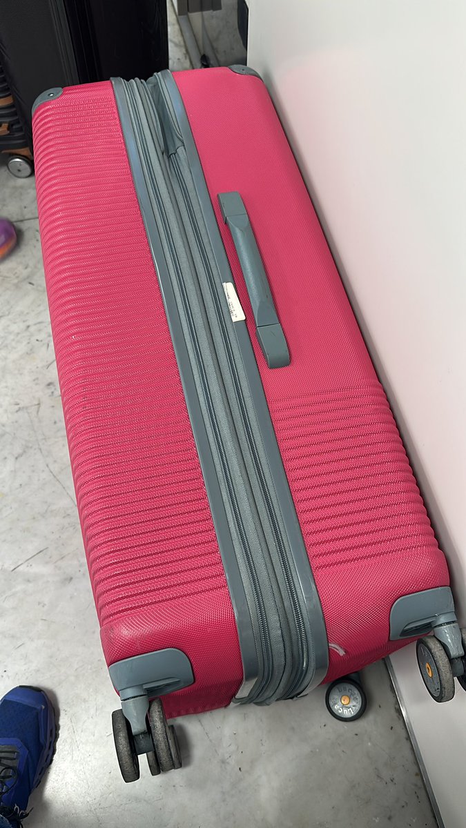 RSepulvedadv's tweet photo. Es impresionante el pésimo servicio de @viajaVolaris pésima atención, sus canales de comunicación terribles, sobre precio en equipajes por el tamaño de la maleta, con la misma maleta que literal he viajado a 10 países. Vaya mala experiencia. Compras el volaris pass la maleta 2400 pesos ok, después 1461 pesos por el tamaño de esta maleta. Es un abuso
