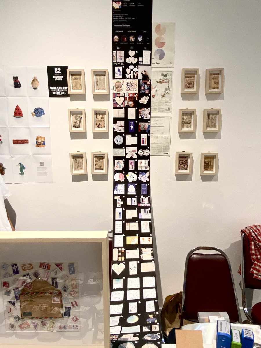 Poontany's tweet image. Bangkok Art Book Fair Day 1 

มี 3 อย่างที่น่าสนใจในบูธของตัวเองปีนี้

- การพิมพ์หน้า instagram ผลงานของตัวเองตลอด 5 ปี ความยาว 2.8 เมตร

- การรวมเล่มงาน Data Visualization ของตัวเองพิมพ์ลงหนังสือพิมพ์จีนของที่บ้าน

- สูจิบัตรของนิทรรศการที่ curate โฆษณาเก่าของที่บ้านผ่านตัวอักษร