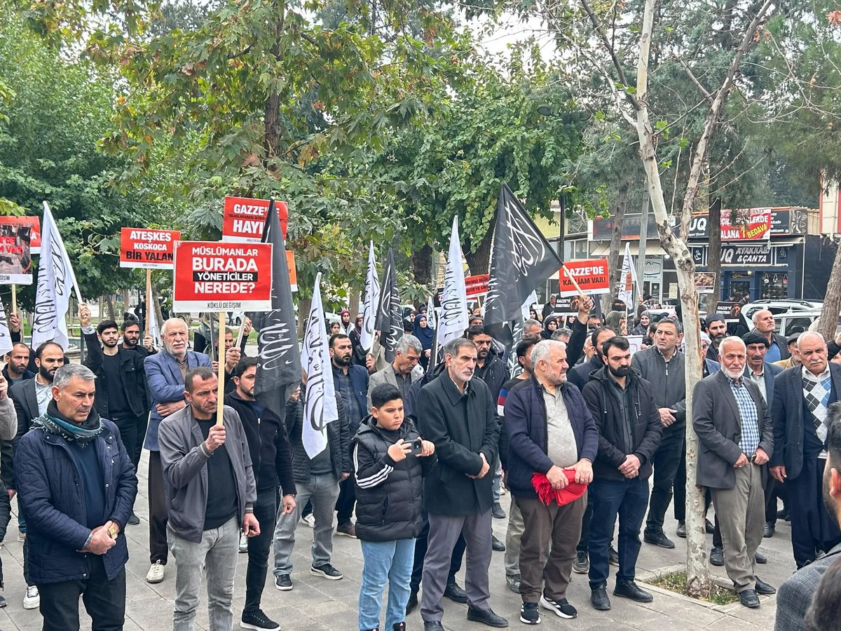 Köklü Değişim Olarak Türkiye'de 10 farklı şehirde yapmış olduğumuz " Gazze'de Ateş Sönmüyor, Zulüm Bitmiyor " Başlıklı basın açıklamalarından birisi Siverek Temsilciliğimiz tarafından Cuma Namazı çıkışında Kanlıkuyu Meydanı'nda yapıldı.
<a href="/KokluDegisim/">Köklü Değişim Medya</a> <a href="/kdgenclik/">Köklü Değişim Gençlik Kolları</a>