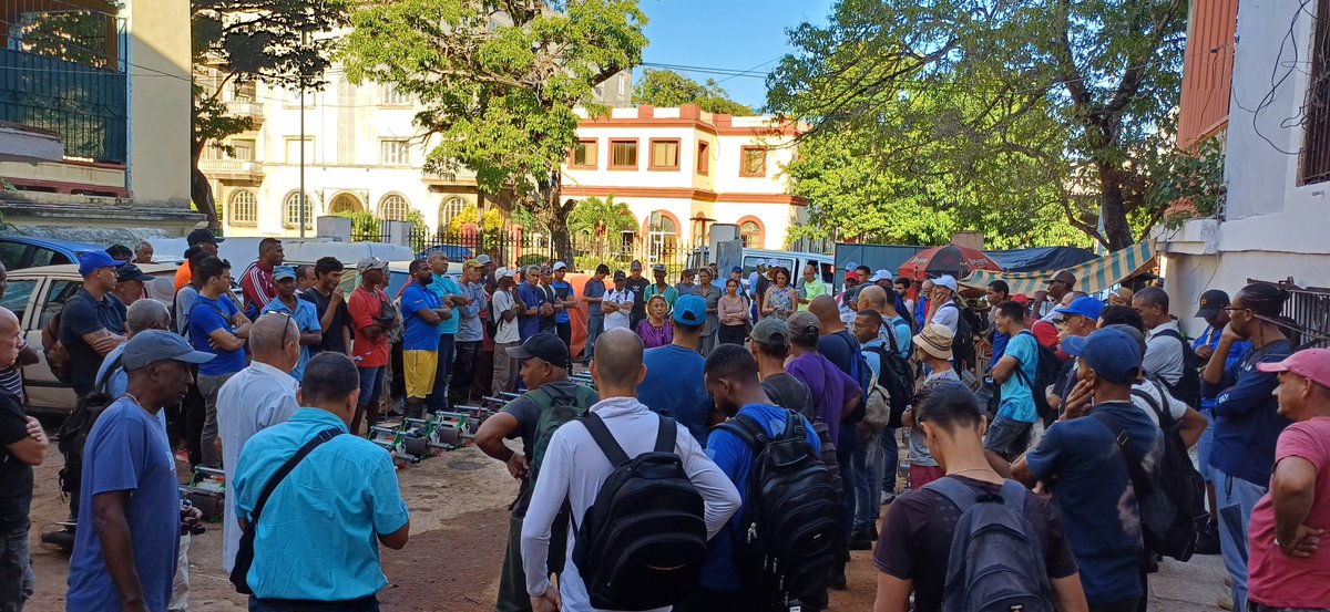 Jornada de viernes, en #PlazaDeLaRevolución los hombres comprometidos con la salud de su pueblo ya se disponen a enfrentar de nuevo las Arbovirosis eliminando el mosquito. Una jornada histórica para la patria y nuevamente como en 5 Palmas  "Aquí no se rinde nadie ...."