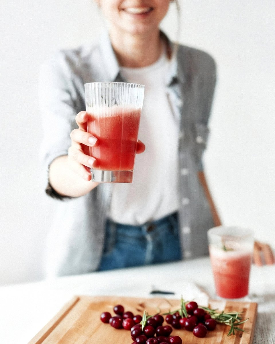 Kızılcığın doğasında ne varsa, şişesinde de aynı hikaye var.

Doğal, hafif ve eşlik etmeye hazır.

#gümüşsu #meyve #meyvesuyu #kızılcık #kuşburnu #aronya #böğürtlen #ormanmeyveleri #marmelat