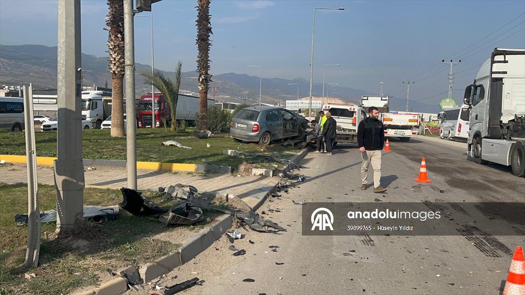 Kırıkhan ilçesinde iki aracın çarpışması sonucu biri ağır 5 kişi yaralandı.#kaza #kırıkhan #hatay <a href="/anadoluajansi/">Anadolu Ajansı</a>