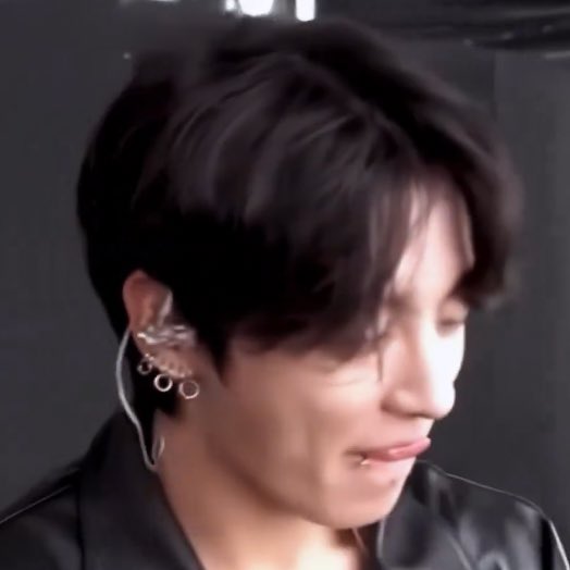 thvjkmon's tweet photo. HIS TONGUE?!?!?! https://t.co/ecmx8pfPZk