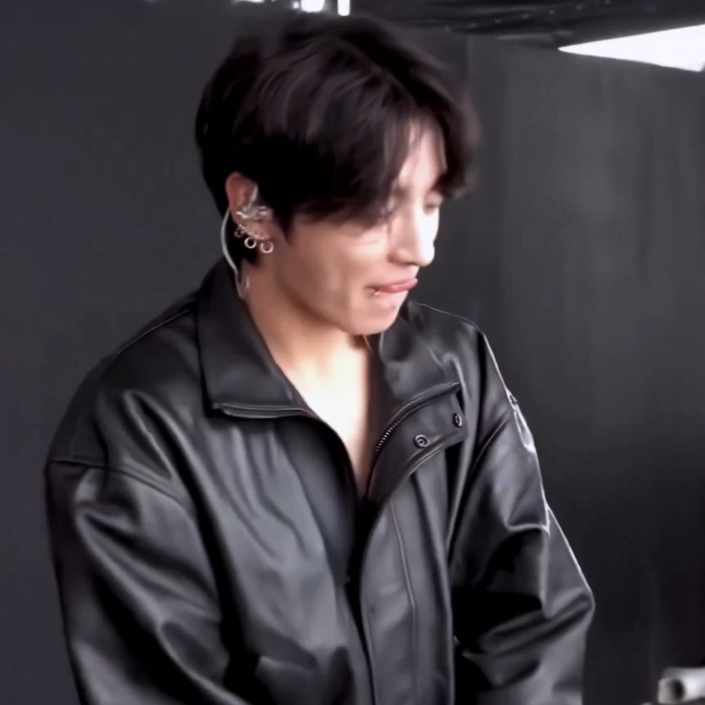 thvjkmon's tweet photo. HIS TONGUE?!?!?! https://t.co/ecmx8pfPZk