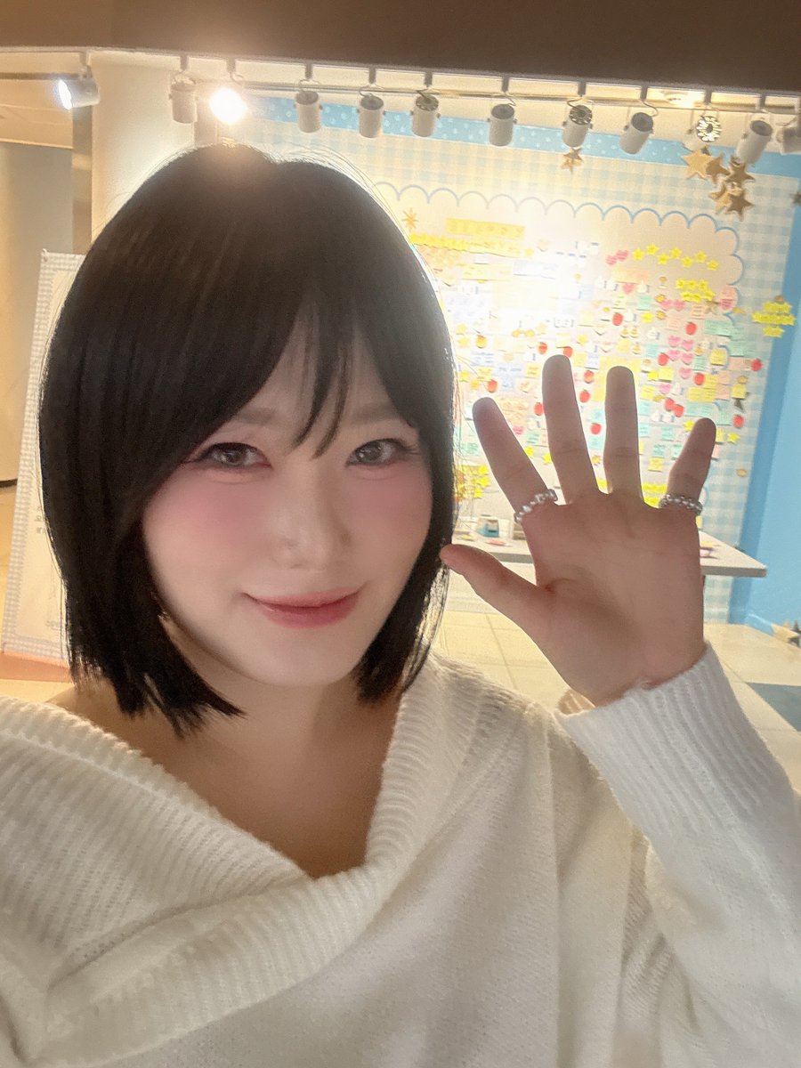 아코 생파에서 우연히 만난 예림님🥹
천사를 만났습니다 .. 🪽

생각해 보니 떨려서 케데헌 얘기를 못했어요!!! 조이 진짜 진짜 좋아하는데….🥺💖

너무너무 귀여우셨어요ㅠ.ㅠ
운명 같은 만남..♡