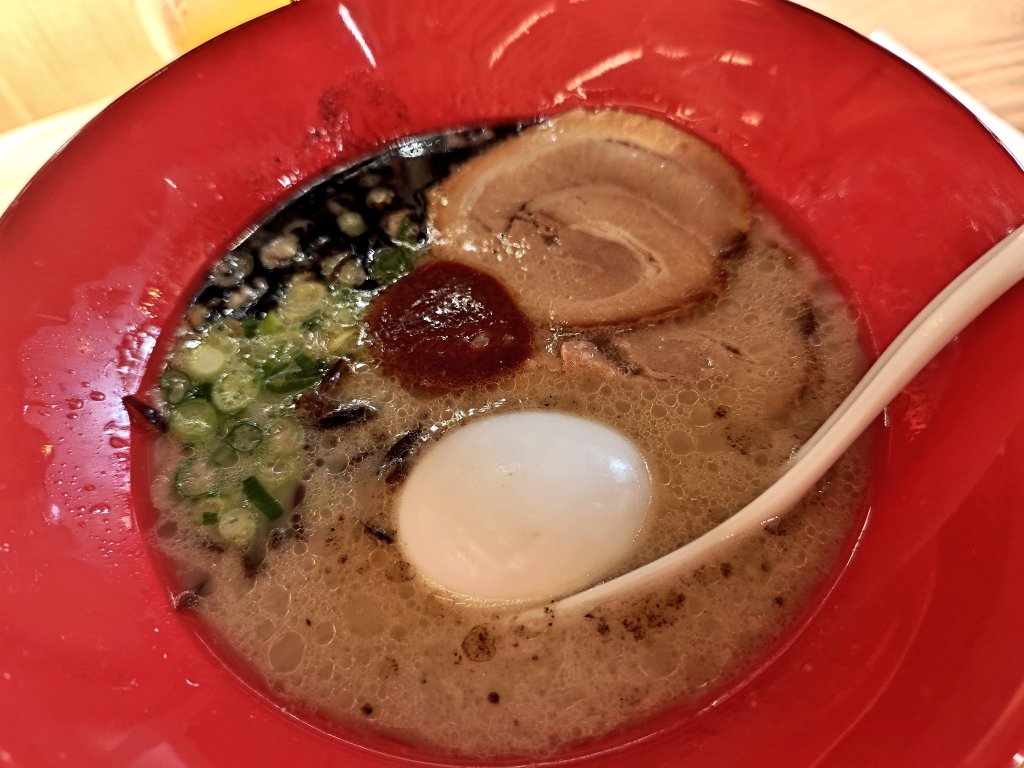 socdevida's tweet image. He passat per l’Ippudo, la famosa cadena d’escudella japonesa acabada d’aterrar a Bcn. No es pot reservar (tradició d’aquests llocs) i l’espera m'ha fet mandra. L’àpat, bo: un caldo pur i ben fet. No té el gust industrial típic d’una cadena… però, al cap i a la fi, és japonesa.