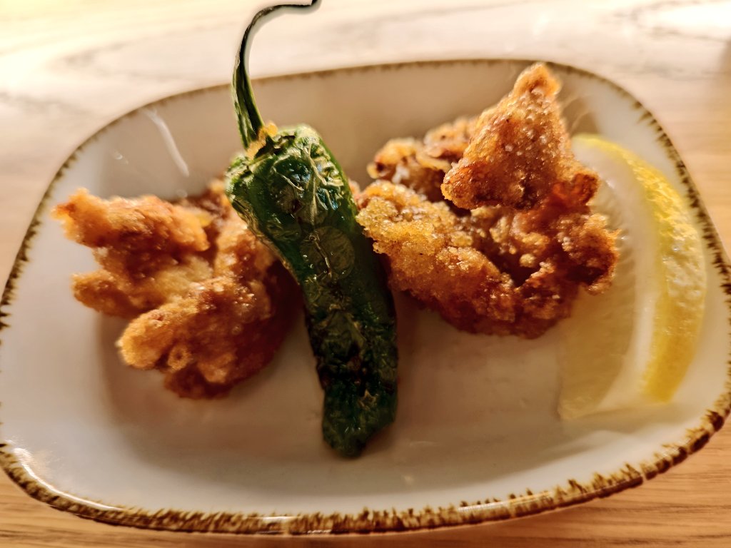 socdevida's tweet image. He passat per l’Ippudo, la famosa cadena d’escudella japonesa acabada d’aterrar a Bcn. No es pot reservar (tradició d’aquests llocs) i l’espera m'ha fet mandra. L’àpat, bo: un caldo pur i ben fet. No té el gust industrial típic d’una cadena… però, al cap i a la fi, és japonesa.