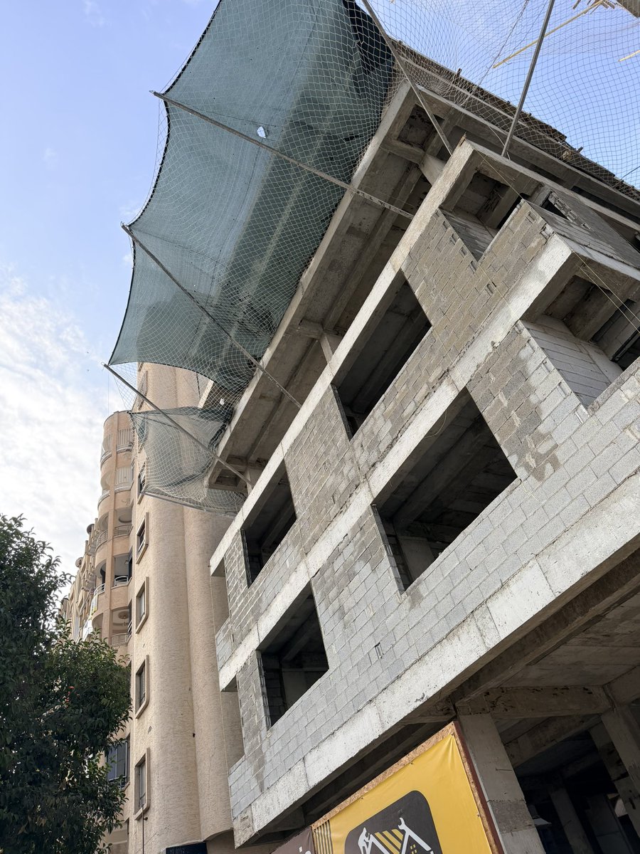 Bugün kızımla yürürken Urfa’nın en merkez caddesinde kafamı kaldırınca böyle bir manzara ile karşılaştım. Bilmediğimden soruyorum bu bir ihlal mi? Berlin’de bu tür inşaatların altında demir bir tünel oluyordu. <a href="/csbgovtr/">T.C. Çevre, Şehircilik ve İklim Dğş. Bakanlığı</a>