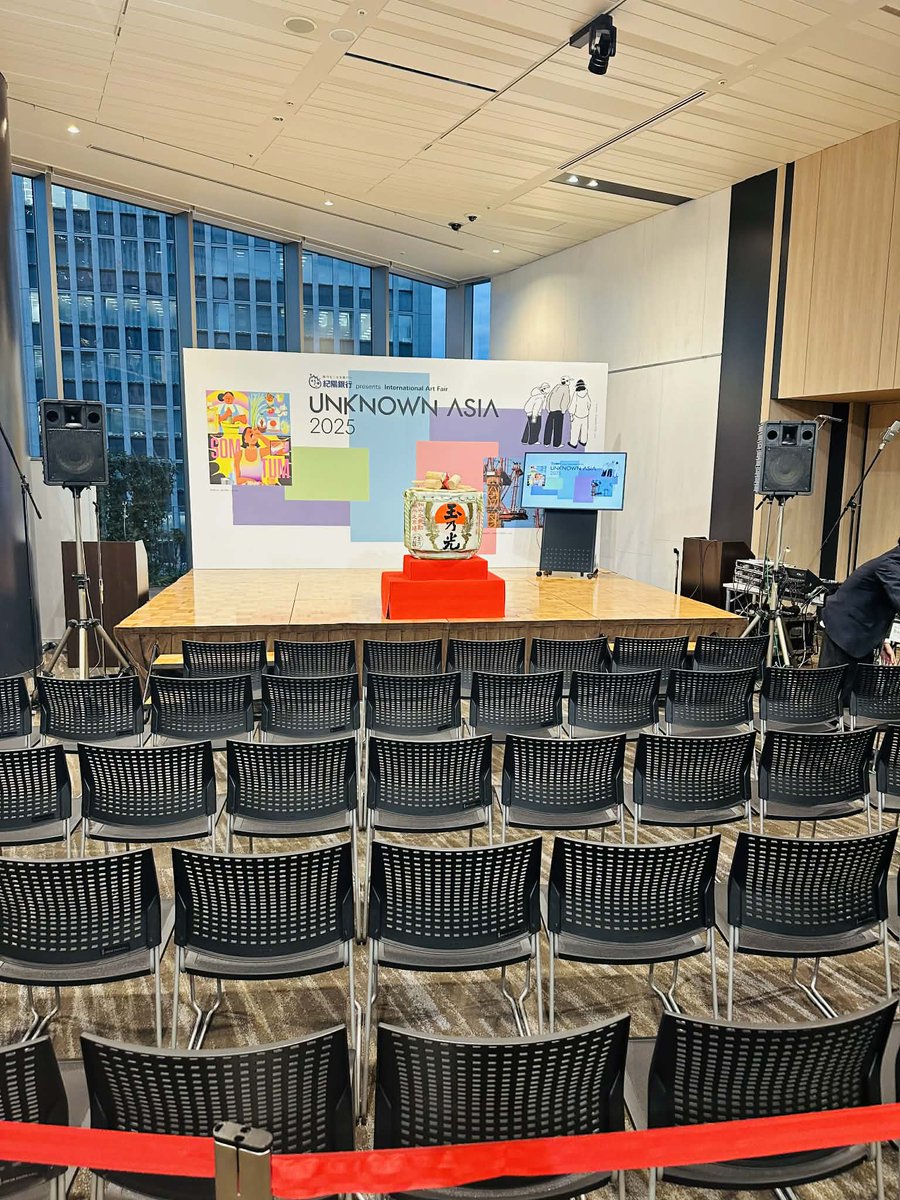 本日はアートフェア『UNKNOWN ASIA 2025』のレビュアー審査をしに行ってきました!!
ロケット・ジャック賞を贈呈したのはレトロポップで可愛いイラストを描いている山本理琴さん
大阪成蹊大学のイラスト・美術コースに在学中の学生さんです✨