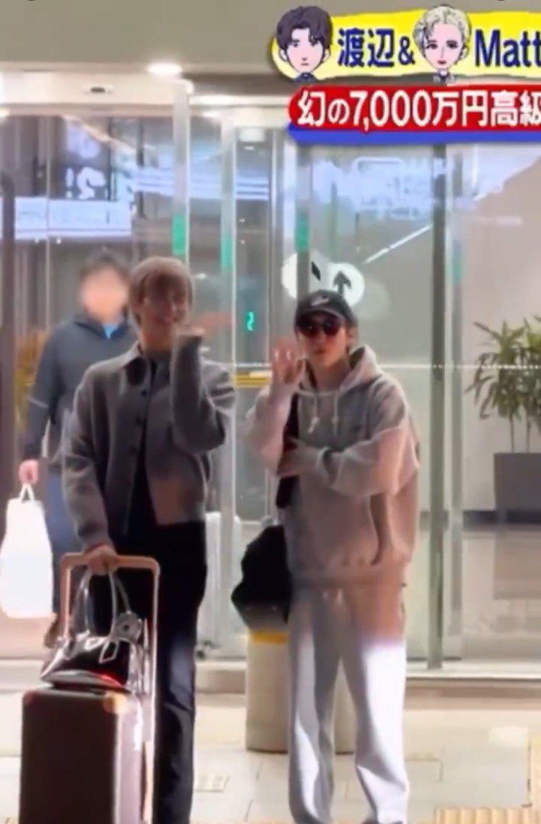 So how does he travel so light if the last time he flew, he tried to bring full size shampoo/conditioner? 🤣💙

Did his liquids get confiscated again, leaving him only this bag? 🤣