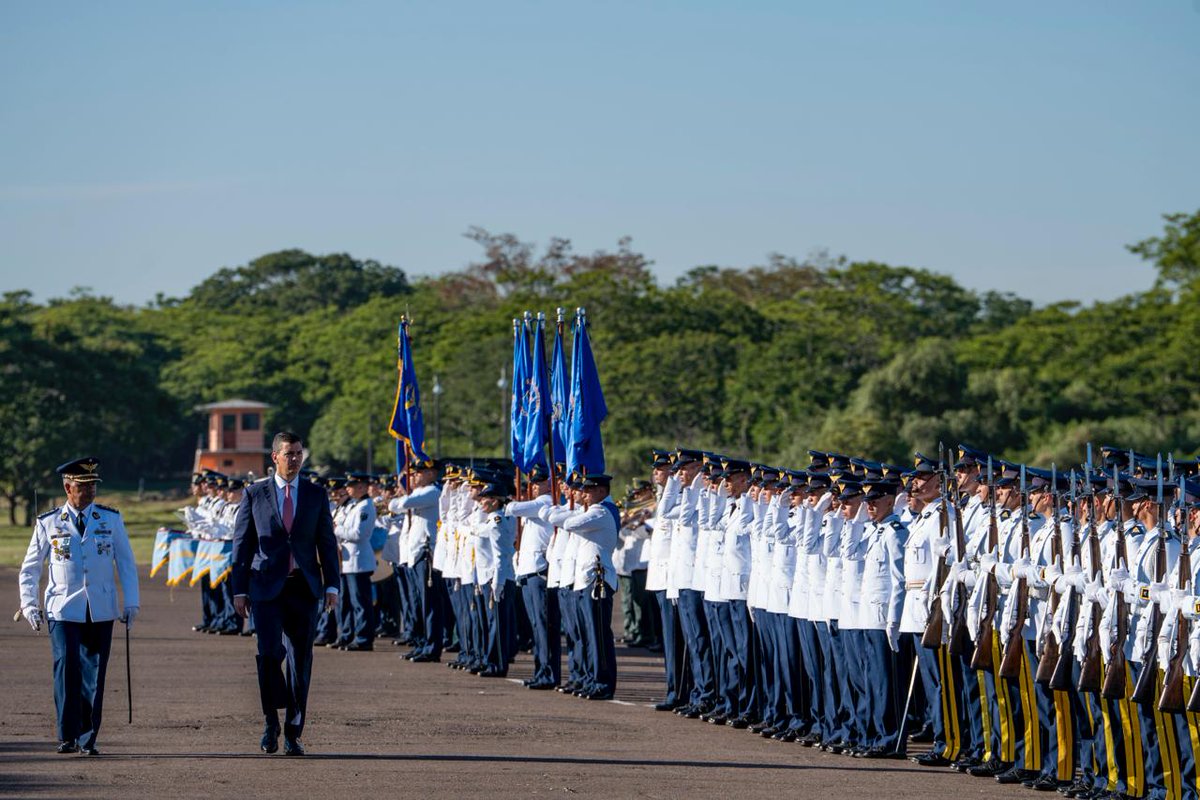El cielo paraguayo tiene nuevos guardianes. Hoy acompañé a la gran familia de la Fuerza Aérea Paraguaya en los actos de conmemoración de su día y de su patrona, la Virgen de Loreto, donde entregamos sus "alas" a 26 nuevos pilotos aviadores militares.

Más allá de los aviones y la