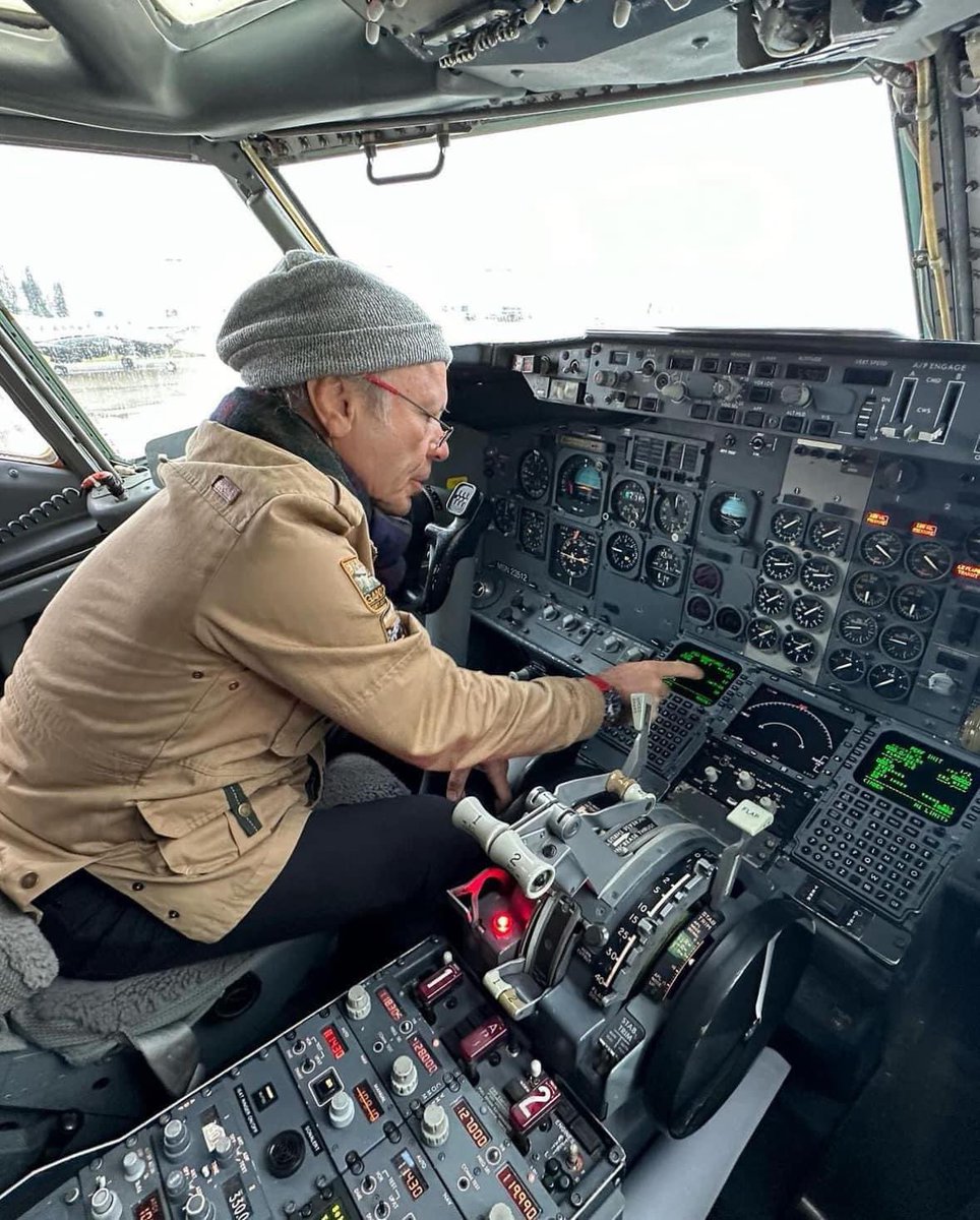 Bruce Dickinson (Iron Maiden)
UP THE IRONS ✈️