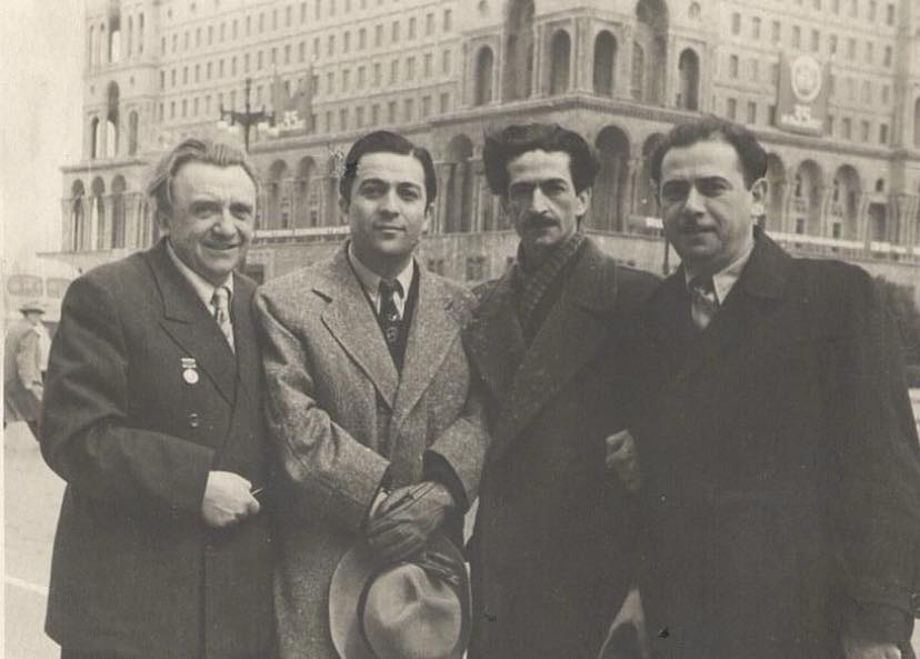 Azerbaycan'ın kült filmlerinden 'Bahtiyar' 70 yıl önce çekildi. Soldan sağa: Senarist Nikolay Rojkov, baş rol oyuncusu Reşid Behbudov, yönetmen Latif Seferov, filmin bestekarı Tofiq Quliyev.