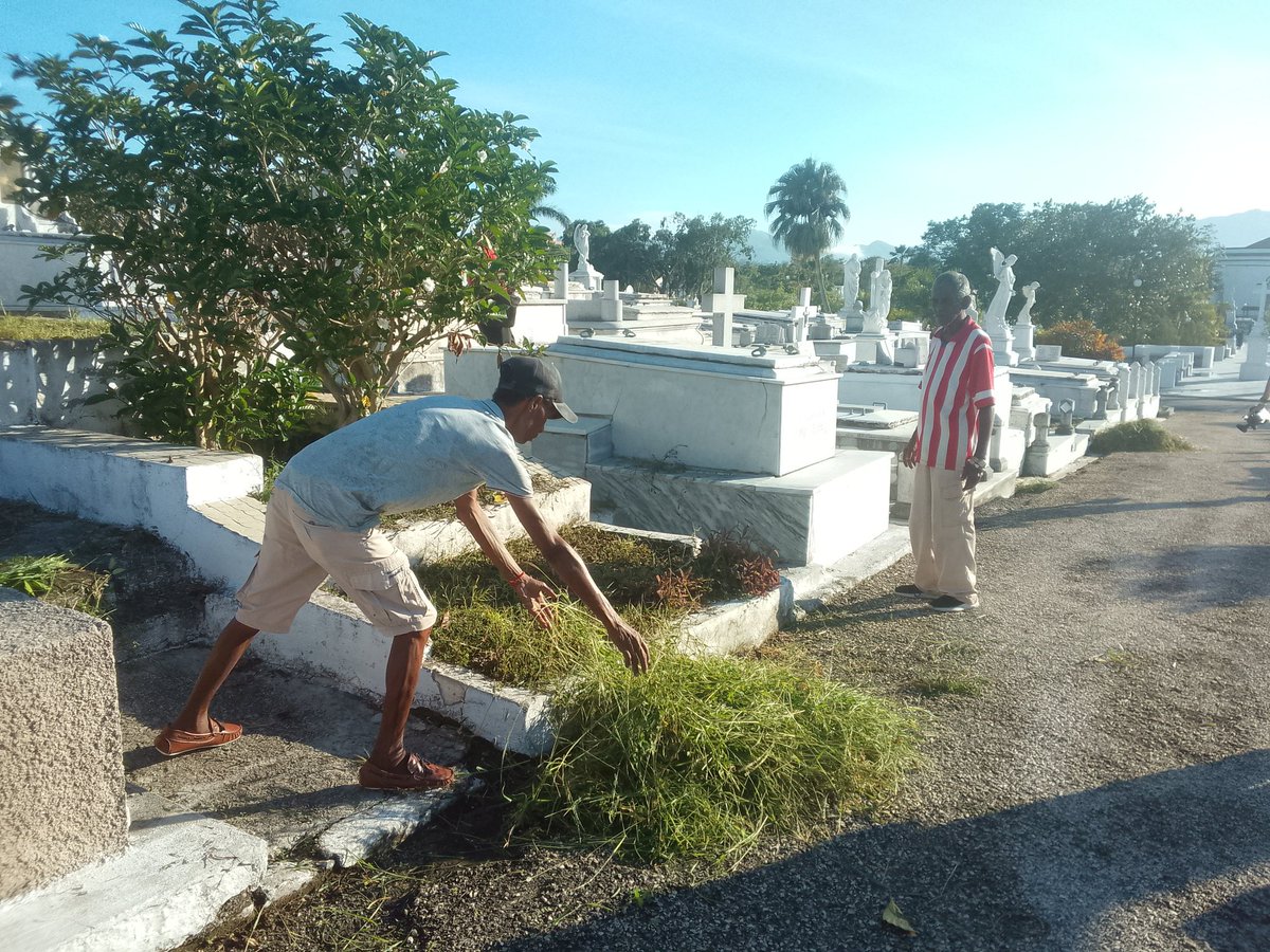 Hoy quedó constituido el Contingente #67AñosEnRevolución, integrado por un centenar de trabajadores de diversos sectores, para apoyar las labores de recuperación en #SantiagoDeCuba.
Luego del acto de constitución, iniciaron el saneamiento del cementerio Santa Ifigenia.