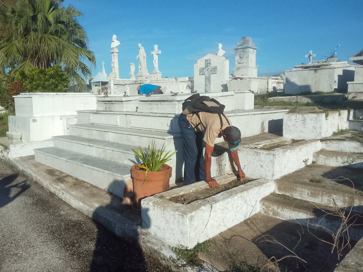 BeatrizJUrrutia's tweet photo. Hoy quedó constituido el Contingente #67AñosEnRevolución, integrado por un centenar de trabajadores de diversos sectores, para apoyar las labores de recuperación en #SantiagoDeCuba.
Luego del acto de constitución, iniciaron el saneamiento del cementerio Santa Ifigenia. https://t.co/kiPafCut9b