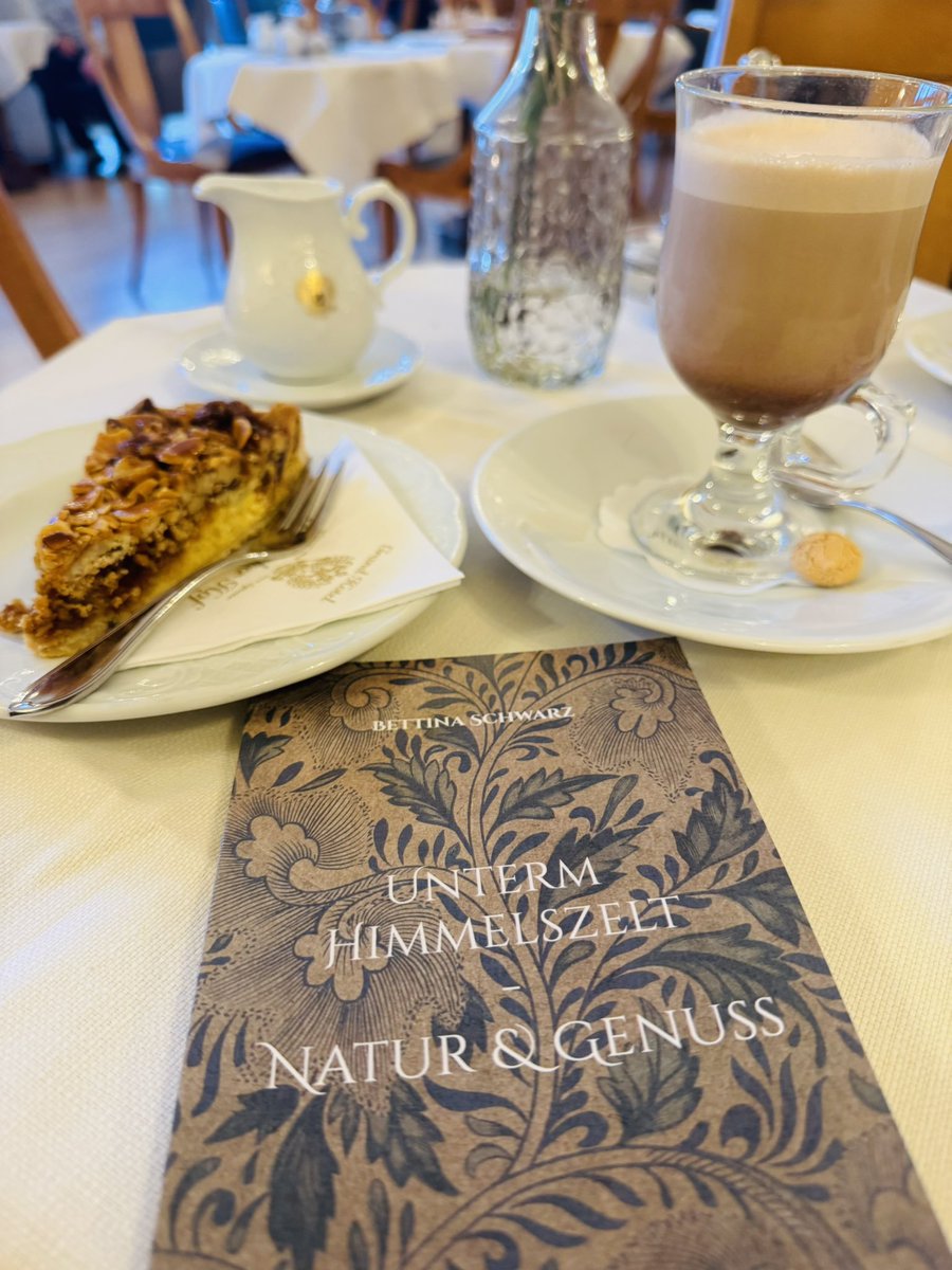 Kaffee und Kuchen im Russischen Hof in Weimar – einer dieser Orte, an denen man automatisch langsamer wird.
Zwischen Gesprächen, Stimmen und dem Duft nach frisch Gebackenem passt ein Gedanke gut: Wie wichtig kleine Genussmomente im Alltag sind.

Genau darum geht es auch in meinem
