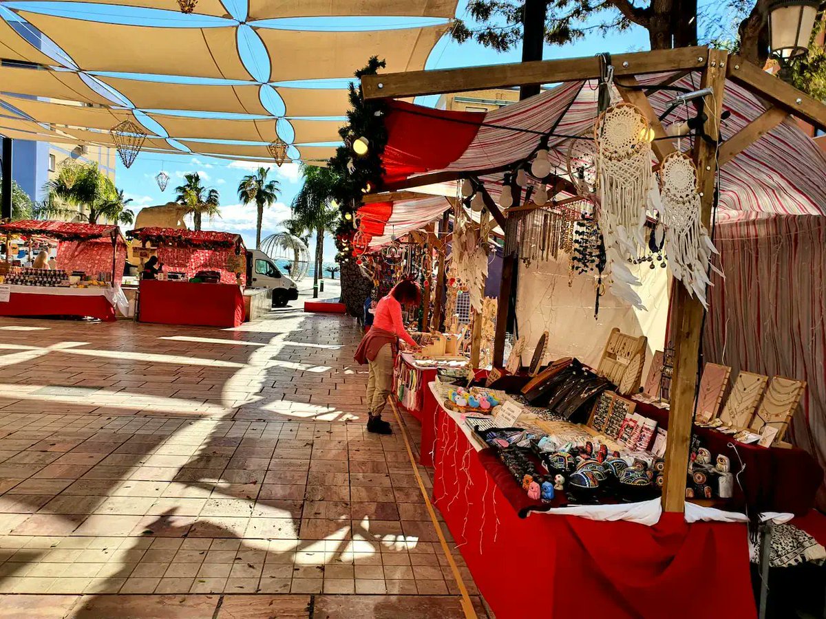 🎄 Llega el Mercado de Navidad de Rincón de la Victoria, compuesto por una veintena de puestos.

📅 El mercado abrirá hoy a las 17:00h y permanecerá abierto en horario de 12:00 a 22:00h hasta el 8 de diciembre.

📍 Plaza Al-Ándalus

#Navidad #mercadillo #mercadonavideño