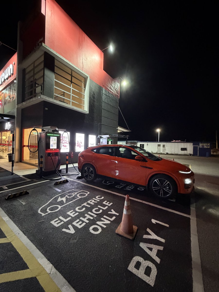 Mender la TNB ni. 

Awak company besar, make sure la your chargers ni boleh diharap. Ni sampai sampai rosak. Dalam map pun tak cakap rosak.

Pernah awak bawak pikap TNB awak nak isi minyak, stesen minyak tutup atau rosak sampai tak leh isi diesel?

There must be a law to ensure