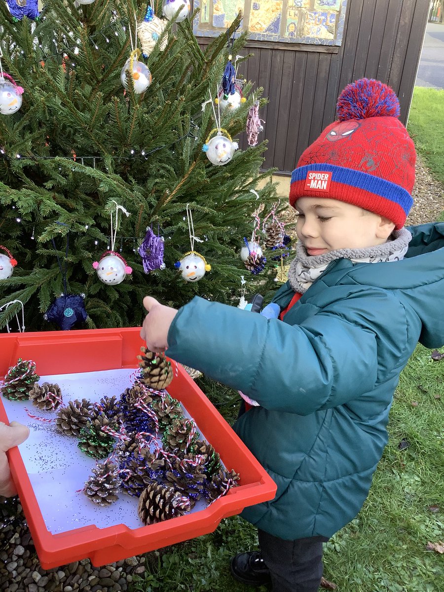 MrsMoseleyEYFS's tweet photo. Today, York Class were delighted to help decorate our school Christmas tree. We are very excited about the Christmas Fayre later today! @LeasStAndrews https://t.co/yPpXtlxZo6