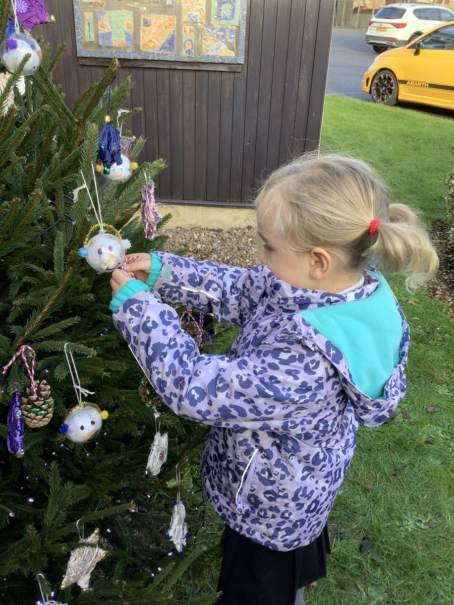 MrsMoseleyEYFS's tweet photo. Today, York Class were delighted to help decorate our school Christmas tree. We are very excited about the Christmas Fayre later today! @LeasStAndrews https://t.co/yPpXtlxZo6