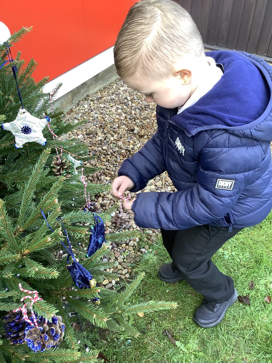 MrsMoseleyEYFS's tweet photo. Today, York Class were delighted to help decorate our school Christmas tree. We are very excited about the Christmas Fayre later today! @LeasStAndrews https://t.co/yPpXtlxZo6