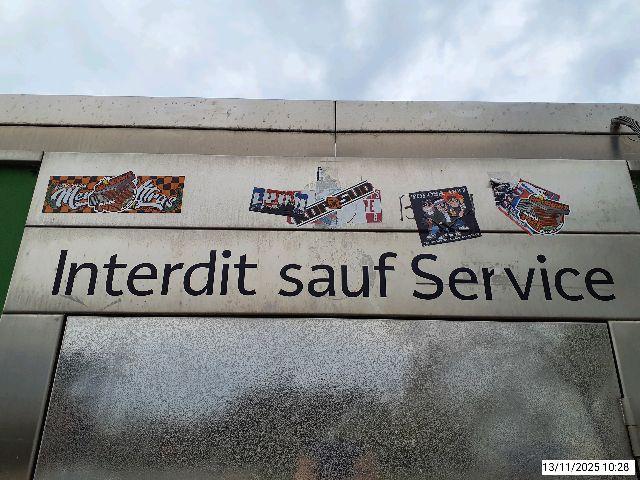 🚫Dégradations sur les aires : stop aux stickers !
Aire de Marzan - RN165 : signalisation, sanitaires... rien n’y échappe
👉1900€ de remise en état à la charge du contribuable, faute d’indemnisation des associations de supporters des clubs de foot
🙏 Respectez les aires de repos