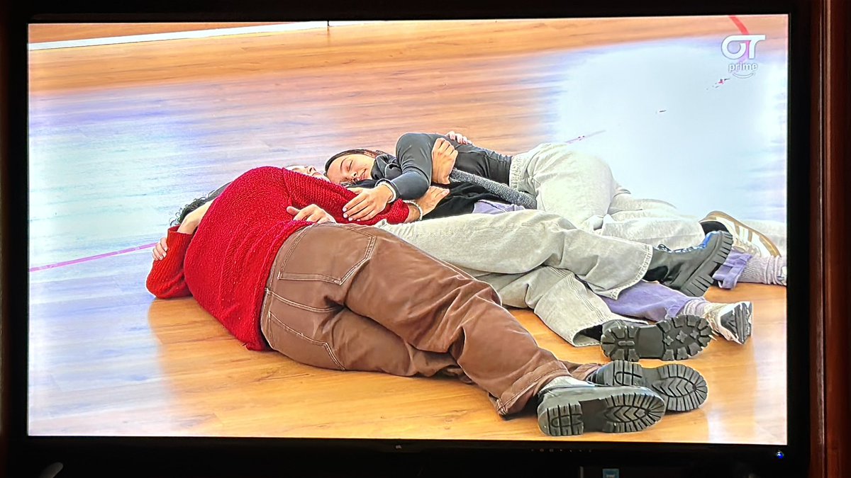 periwinkle_3's tweet photo. 100 000 personas nerviosas esperando el #OTDirecto5D y ellos tan tranquilos https://t.co/tOFNR1GAmY