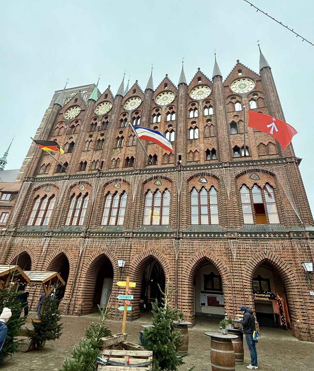 HubertAiwanger's tweet photo. Eintrag ins Goldene Buch von #Stralsund. Vielen Dank Herr Oberbürgermeister, große Ehre für mich, Ihrer Stadt und den Bürgerinnen und Bürgern nur das Beste! https://t.co/LHRnmB0FqN
