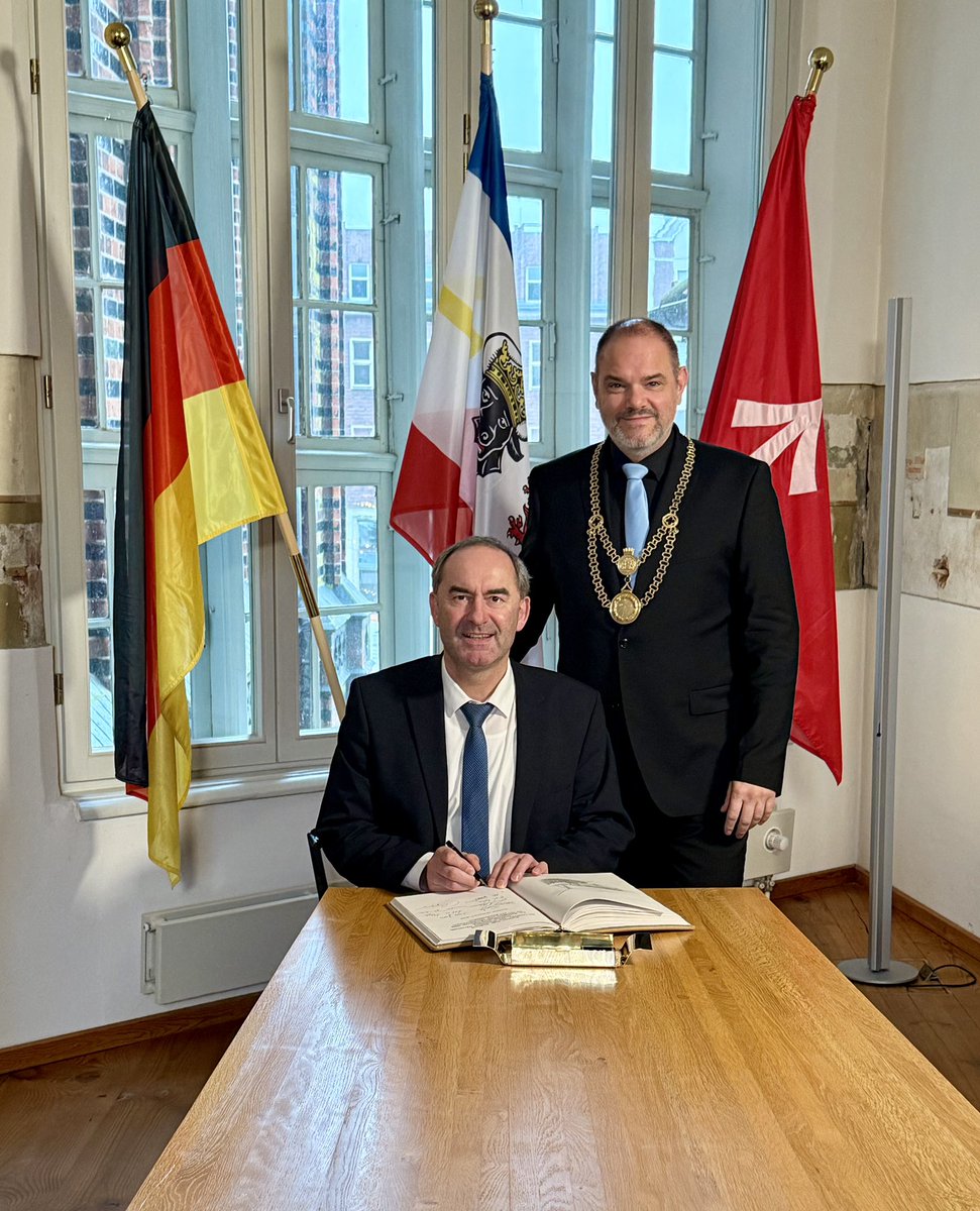 HubertAiwanger's tweet photo. Eintrag ins Goldene Buch von #Stralsund. Vielen Dank Herr Oberbürgermeister, große Ehre für mich, Ihrer Stadt und den Bürgerinnen und Bürgern nur das Beste! https://t.co/LHRnmB0FqN