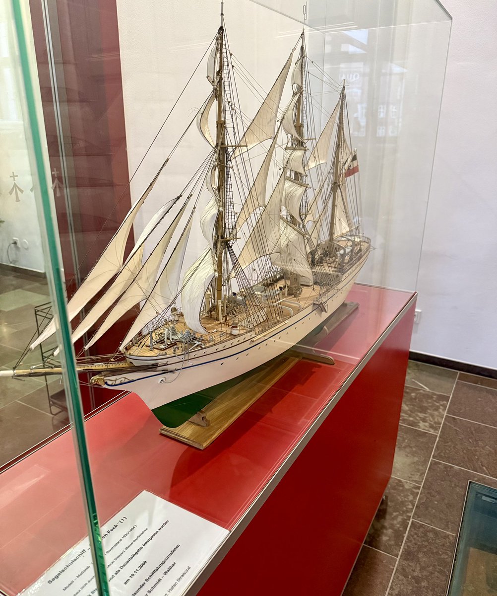 HubertAiwanger's tweet photo. Eintrag ins Goldene Buch von #Stralsund. Vielen Dank Herr Oberbürgermeister, große Ehre für mich, Ihrer Stadt und den Bürgerinnen und Bürgern nur das Beste! https://t.co/LHRnmB0FqN