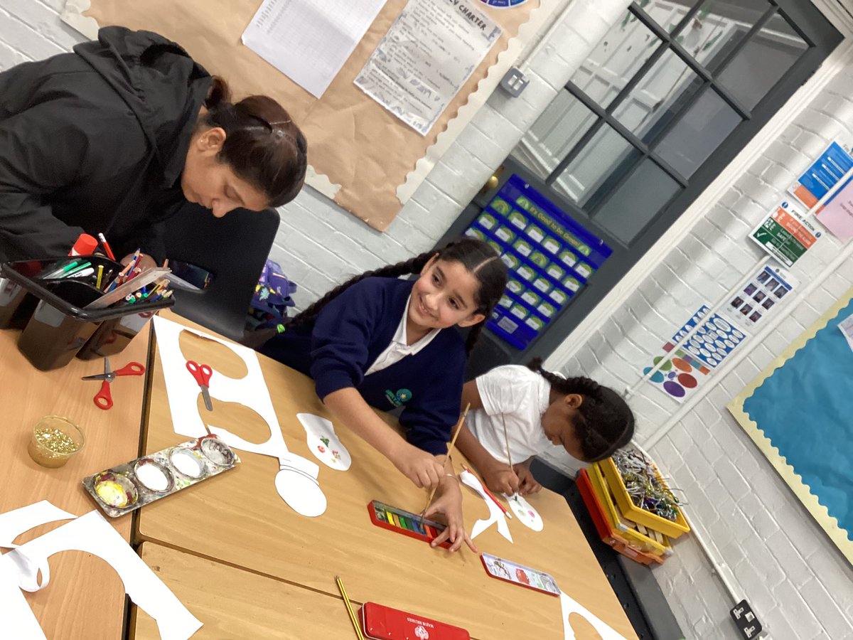 5RRPS are getting creative with designing their own festive snow globes 🎄☃️🎅<a href="/AbbeyMead_TMET/">Abbey Mead Primary Academy</a>