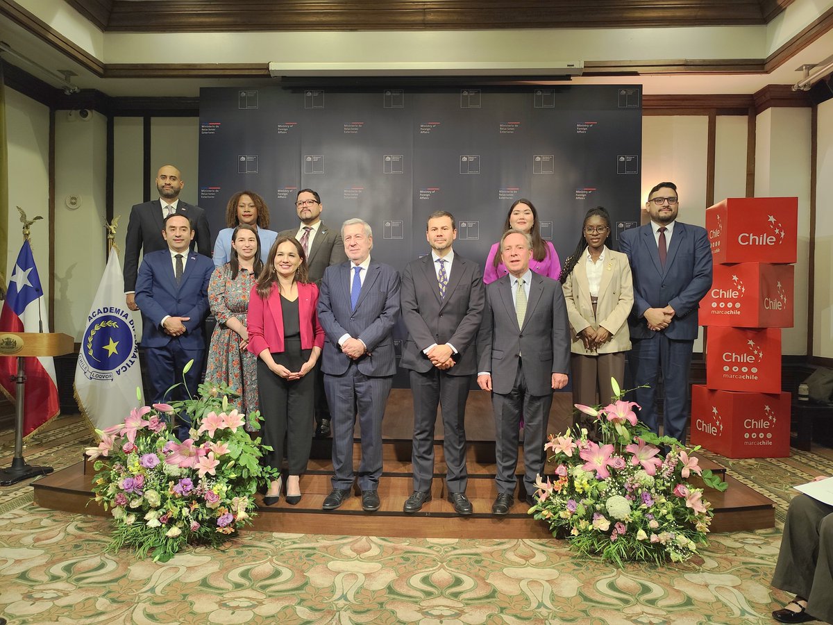 Junto a <a href="/Minrel_Chile/">Cancillería Chile 🇨🇱</a>, felicitamos a las diplomáticas y diplomáticos de Latinoamérica y el Caribe, provenientes de 🇨🇷🇸🇻🇬🇹🇬🇾🇭🇳🇵🇦🇵🇾🇩🇴, que participaron en el Curso Internacional “El soft power como herramienta diplomática”, desarrollado en estrecha alianza con la <a href="/AcadeAB/">Academia Diplomática de Chile</a>.