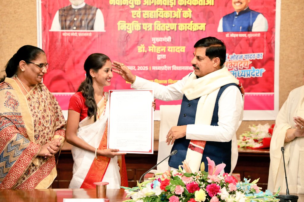 NirmalaBhuria's tweet photo. @DrMohanYadav51 @Annapurna4BJP @savitrii4bjp @PMOIndia @MinistryWCD @mp_wcdmp @JansamparkMP @BJP4MP @dwcdmp @JhabuaProjs рдкреНрд░рджреЗрд╢ рдореЗрдВ рдЕрдм рддрдХ 1091 рдЖрдВрдЧрдирд╡рд╛рдбрд╝реА рдХрд╛рд░реНрдпрдХрд░реНрддрд╛ рдПрд╡рдВ 10,984 рд╕рд╣рд╛рдпрд┐рдХрд╛рдУрдВ рдХреА рдирд┐рдпреБрдХреНрддрд┐рдпрд╛рдВ рдЬрд╛рд░реА рд╣реЛ рдЪреБрдХреА рд╣реИрдВред рдЬрдмрдХрд┐ рдкреЛрд░реНрдЯрд▓ рдкрд░ 3.99 рд▓рд╛рдЦ рд╕реЗ рдЕрдзрд┐рдХ рдЖрд╡реЗрджрди рдкреНрд░рд╛рдкреНрдд рд╣реБрдП рдереЗред
#MadhyaPradesh #wcdmp #wcd https://t.co/Ng7lpkcDQ2