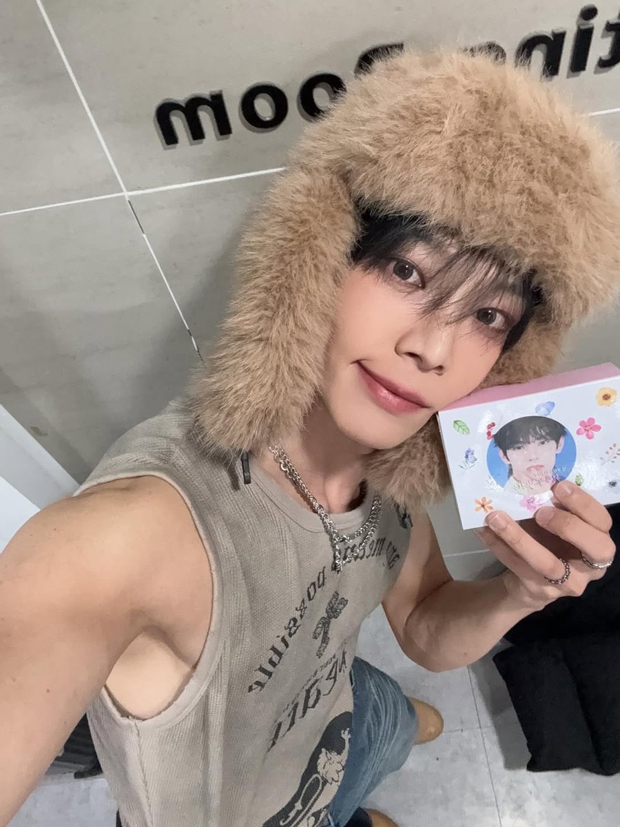 LIYUGLOBAL's tweet photo. [📸] 251205 — CHUEI LIYU UPDATE

VERIVERY's Dongheon posted pictures with Liyu on his instagram!

🔗https://t.co/Un765pwZzI

#CHUEILIYU #崔立于 #최립우 #SWEET_DREAM #UxYOUxU https://t.co/1CjihC40UT