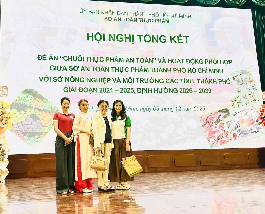 Dung_Doan_BP's tweet photo. Hội nghị tổng kết đề án "Chuỗi thực phẩm an toàn".
Hoạt động phối hợp giữa Sở an toàn thực phẩm Thành phố Hồ Chí Minh với Sở nông nghiệp và môi trường các tỉnh thành.
#ctydkco
#purekingdom
#oleqima
#hatdieurangmuoibinhphuoc https://t.co/AgUZG71G19