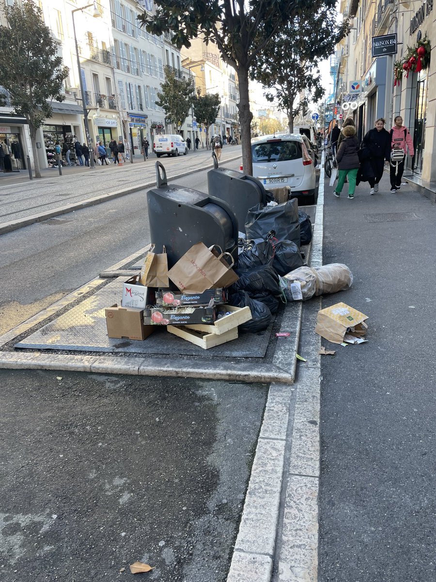 ⁦<a href="/marseille/">Ville de Marseille</a>⁩ ⁦<a href="/AMPMetropole/">Métropole Aix-Marseille-Provence</a>⁩ la coupe est pleine, les containers aussi, mais que font les lutins ? #ruederome ⁦<a href="/scottomusique/">scottomusique</a>⁩