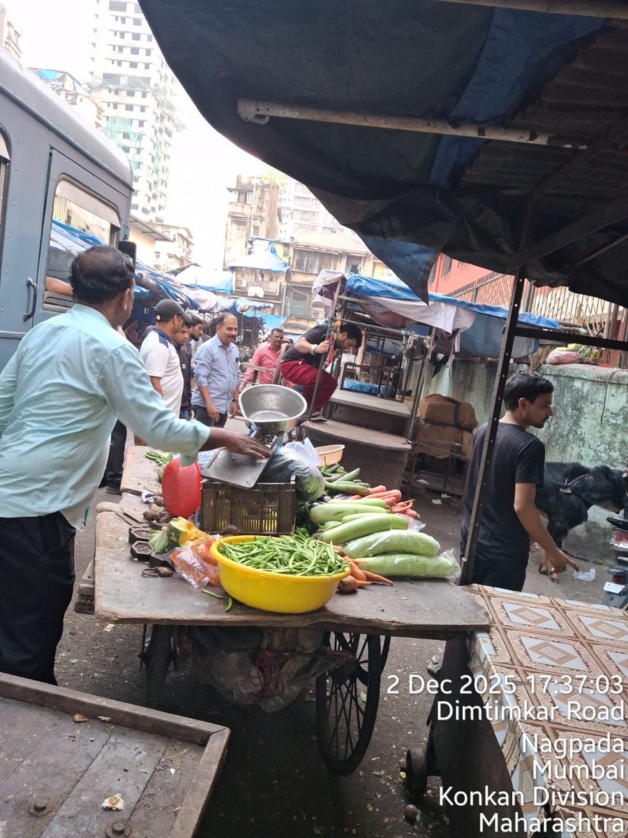 ThandaRamlal's tweet photo. @mybmcWardE @mybmc 
Against my complaint BMC official came just for name sake, not removed any illegal shops there, within half n hour all the illegal shopkeepers started their business again... Shame on BMC. https://t.co/lsptS4BIIn
